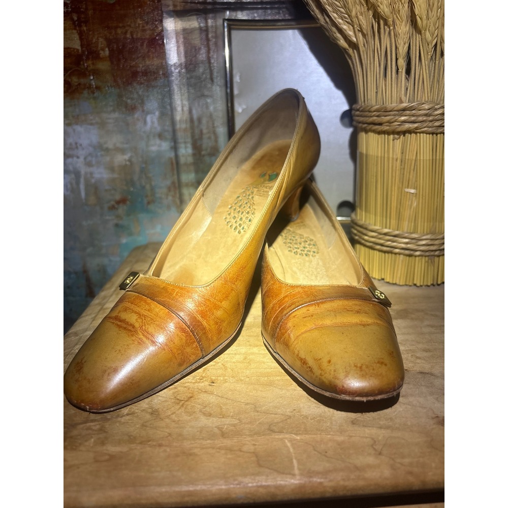 Vintage Peacock Shoe Hi-Arch Tan Leather Kitten Heel Pumps Gold Hardware 8AA